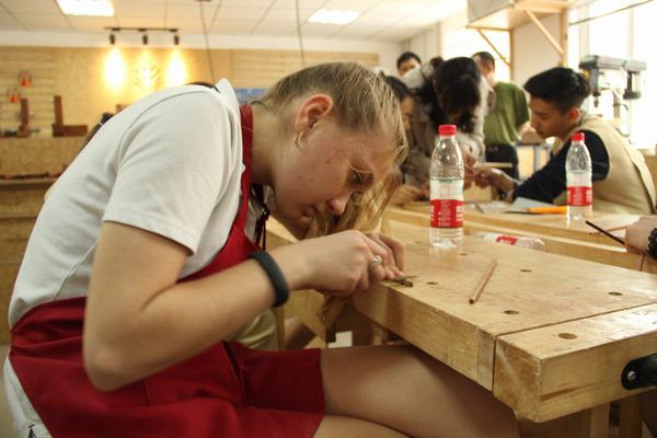 恒信彩外国学生木艺制作体验纪实