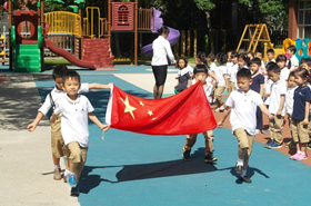 芒果班小朋友举行升旗仪式！