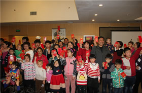 金马抱喜去　银羊衔瑞来