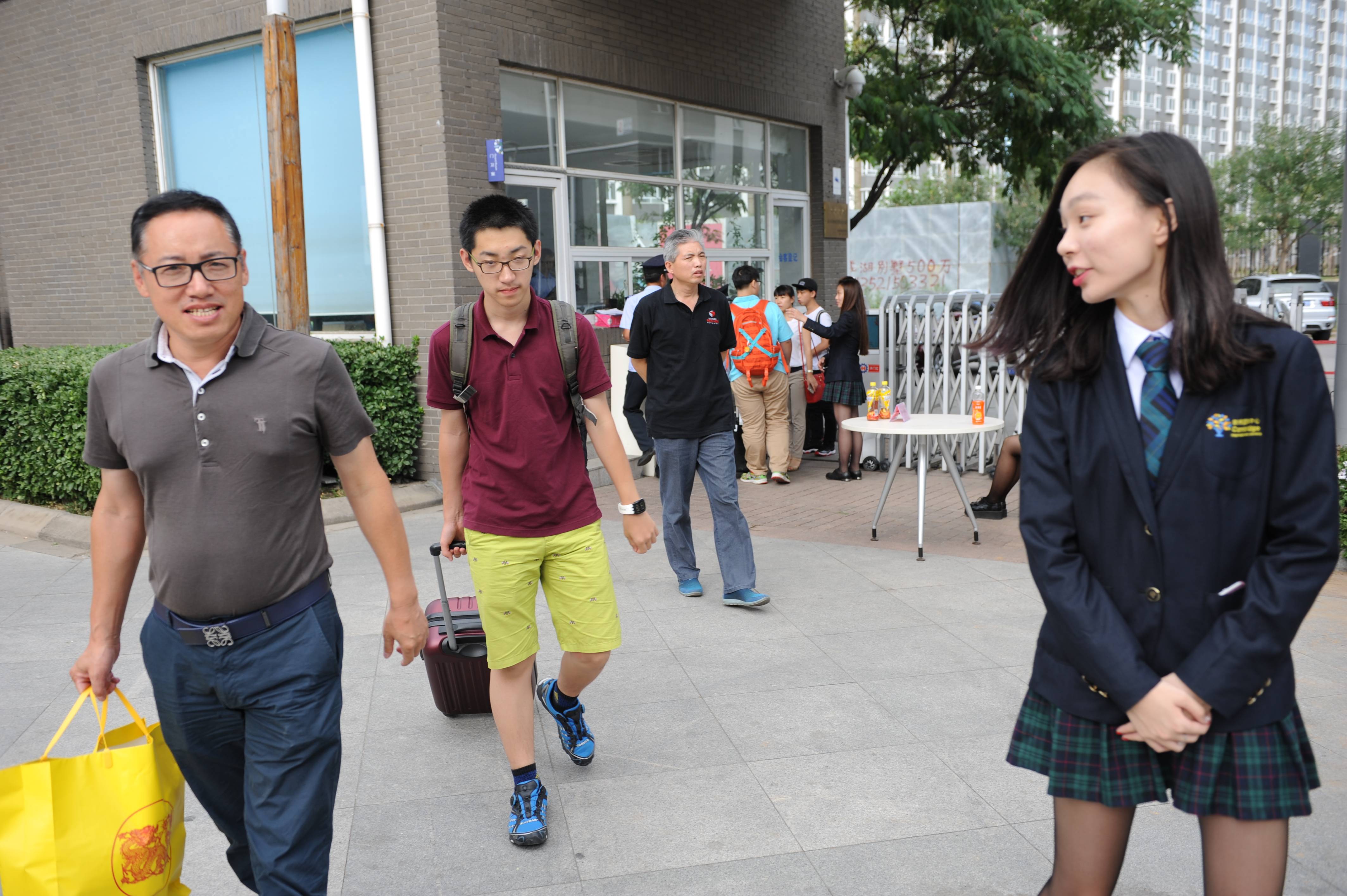 恒信彩剑桥国际中心迎新报道