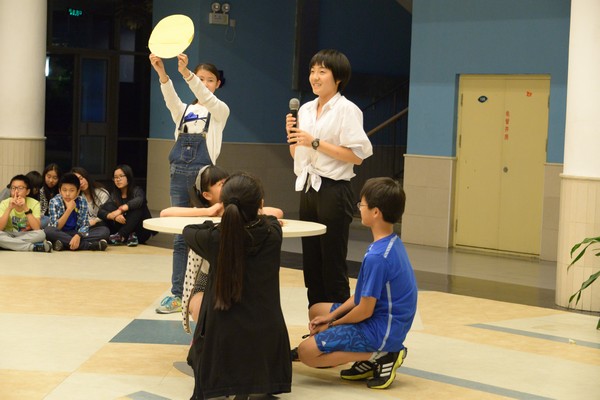 中秋佳节月儿满，花好月美人团圆