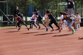   问鼎天下谁争锋，和谐运动处处美