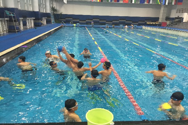 水中欢乐游——记中学游泳社团