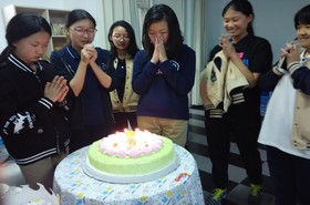 浓浓生日会满满感恩情 