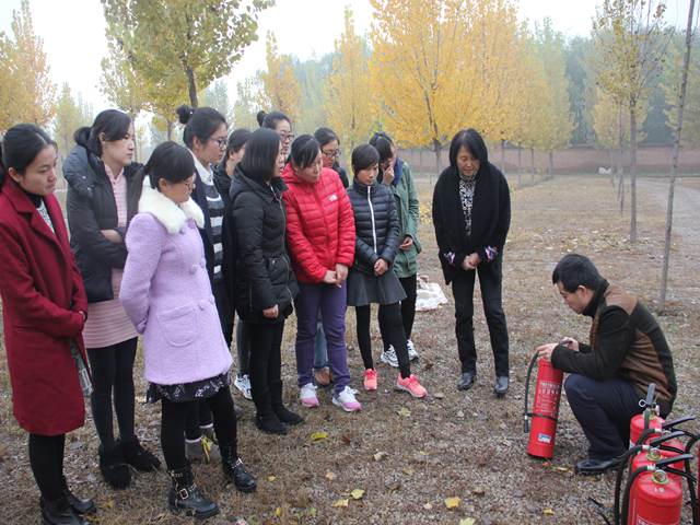 安全消防日－－老师参与灭火演练