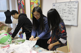 “美在水墨丹青里”画展布展