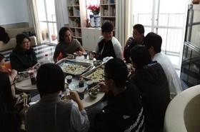 师生周末喜相聚 团圆饺子庆新年