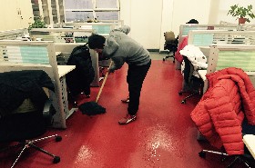 体育组全员参与卫生大扫除迎接我校环境卫生大检查