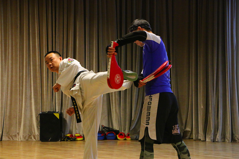 名家大课堂，塑体英才魂