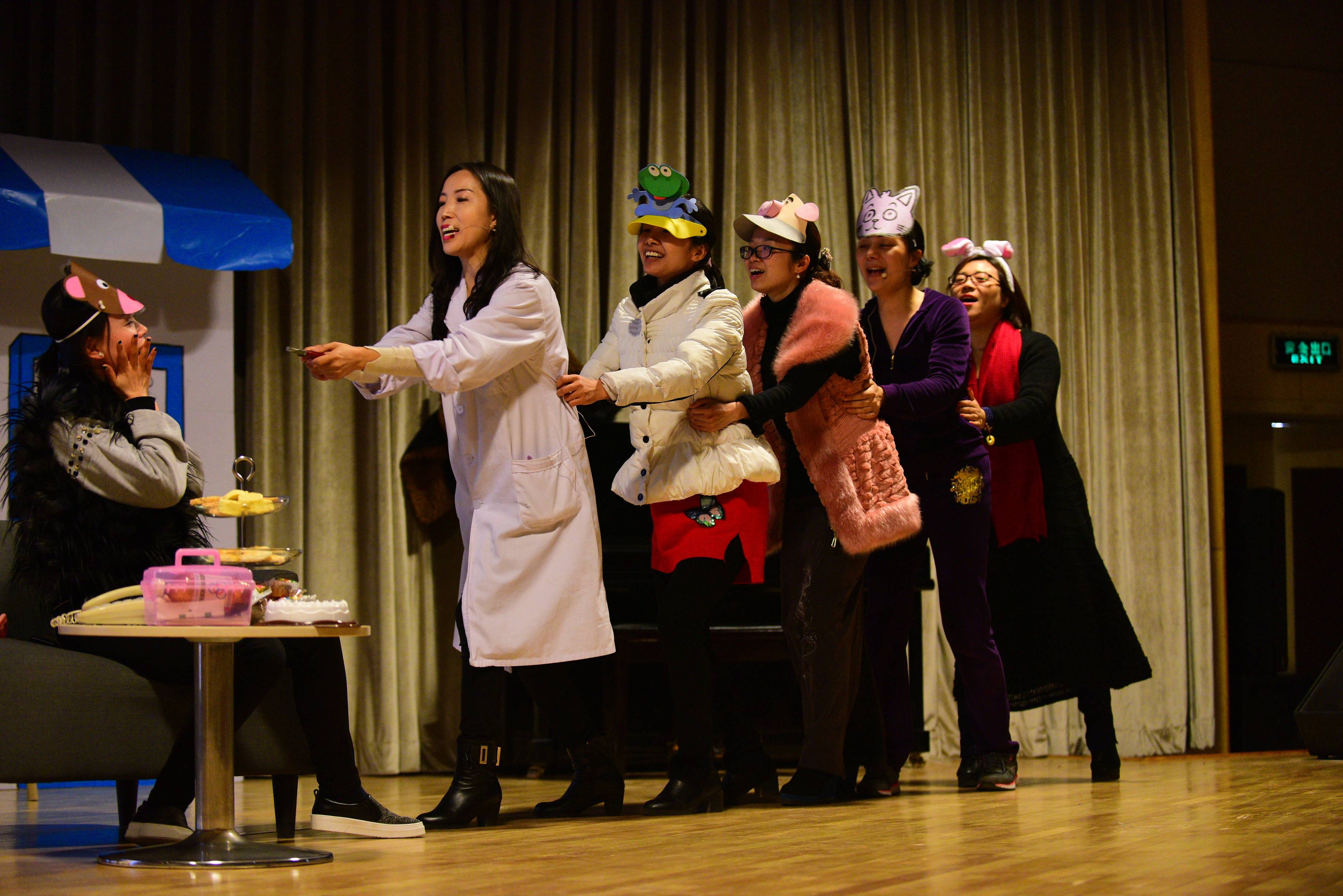 家长童话剧表演开始啦！