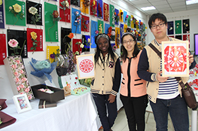 恒信彩外国学生剪纸活动纪实