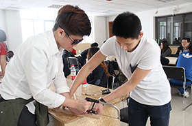 恒信彩外国学生木艺制作纪实