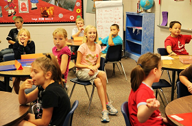 站在学生身后的教师                 