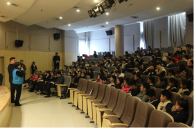  “阳光下成长”