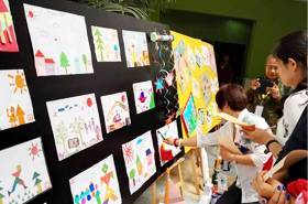 点线面体勾勒大千世界 折剪画贴绘制精美图形