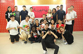 海上升明月，天涯共此时