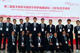 高峰论坛上的志愿者