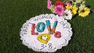    三八节的礼物——纸浆画