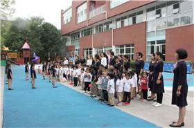 红旗冉冉，歌声嘹亮