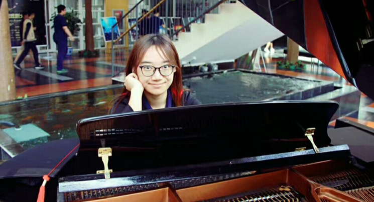 快来听听剑桥中心吴琪萱受邀为两会创作的英文歌曲，为两会打call！