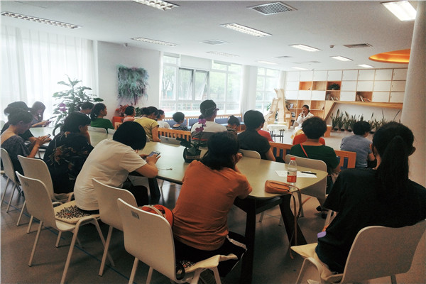 “妈妈推拿师”走进恒信彩幼儿园