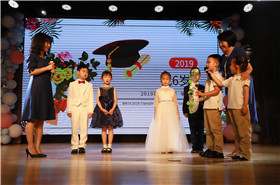 “我六岁啦！”