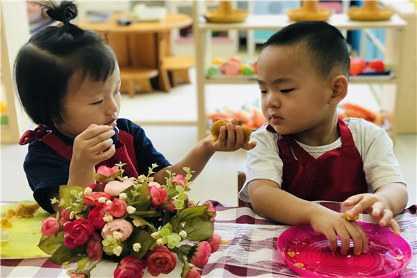 快乐迎中秋　开心做月饼