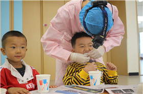 儿爱牙防龋，氟化泡沫工作顺利开展