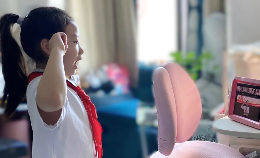 一条红领巾，一路爱相随