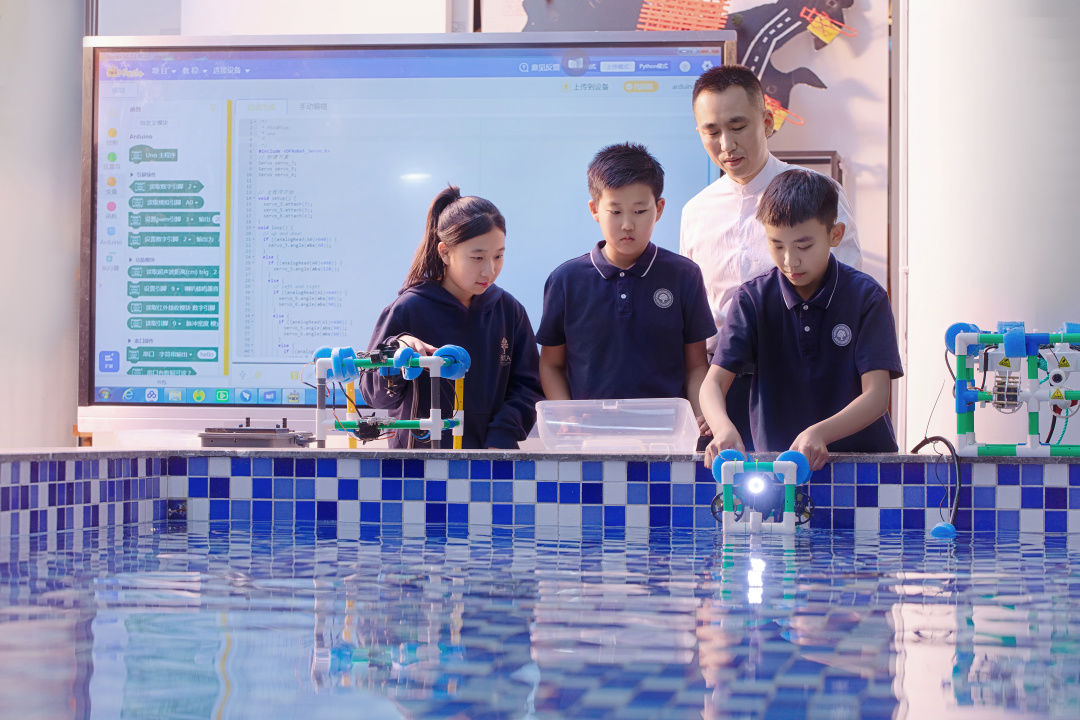 恒信彩以人工智能为特色的信息科技课程体系