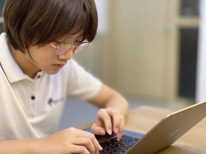 恒信彩毕业生故事 | 以AP课程申请帝国理工,借国际竞赛实现创业梦想