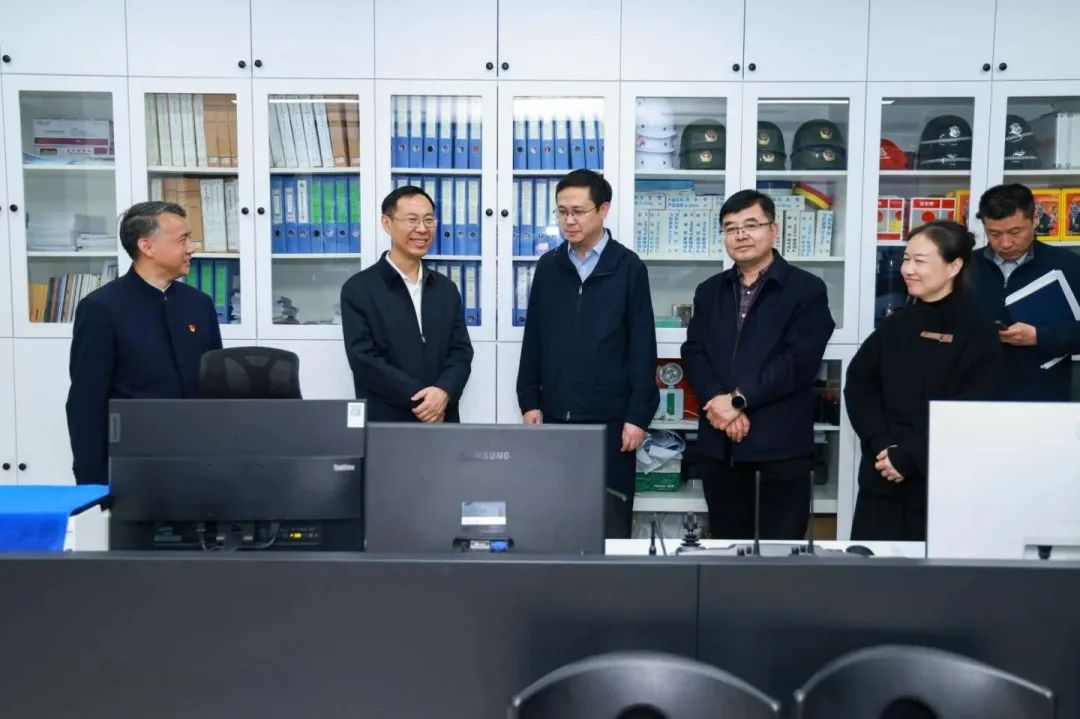 市教委领导检查我区校园安全工作并开展教育数字化专题调研